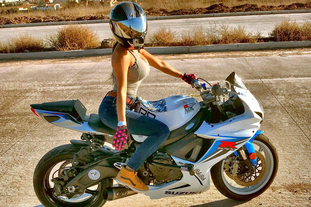 Фото девушек на мотоцикле в шлеме