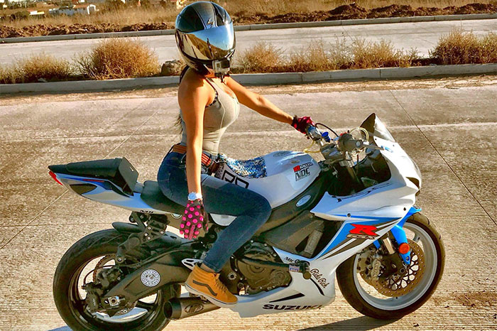 Девушки на мотоцикле в шлеме