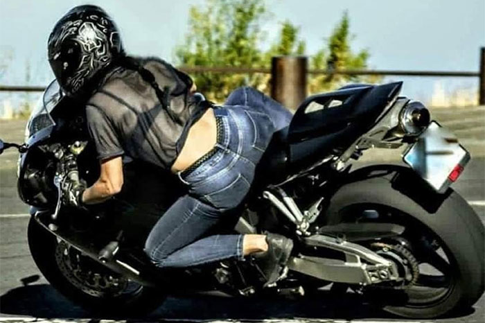 Девушка на мотоцикле в шлеме - фото 4