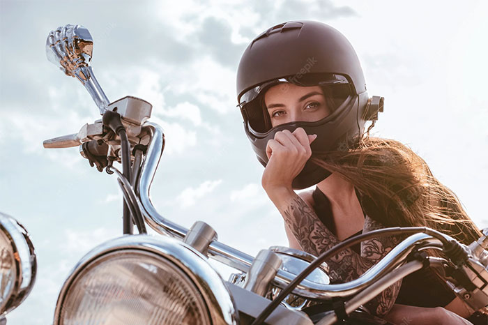 Девушка на мотоцикле в шлеме - фото 5