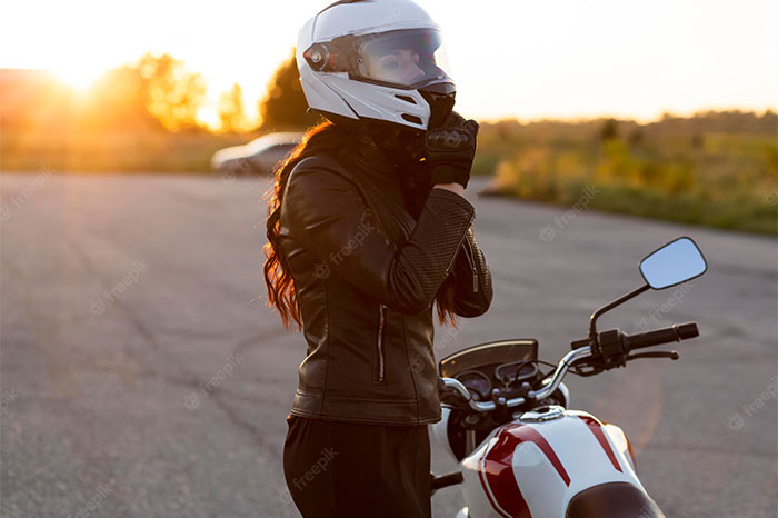 Девушка на мотоцикле в шлеме - фото 6