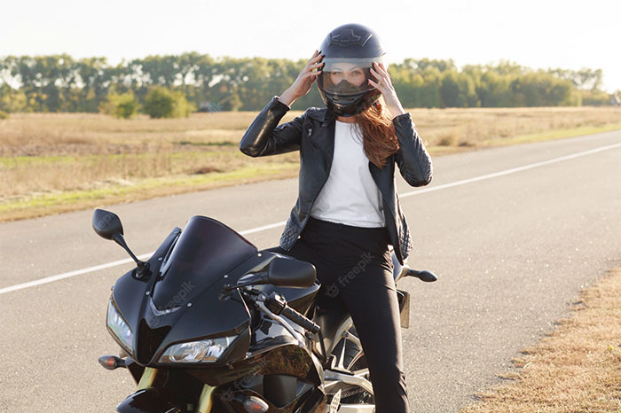 Девушка на мотоцикле в шлеме - фото 7