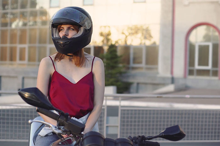 Девушка на мотоцикле в шлеме - фото 8