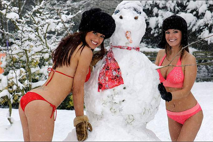 девушки в купальниках на снегу